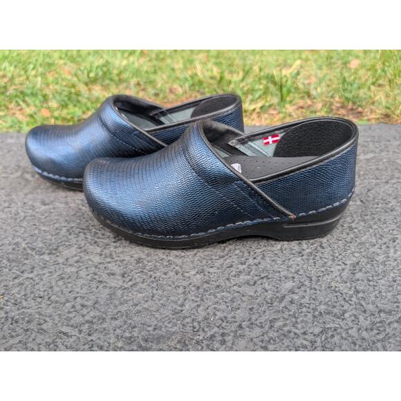 Sanita Women's Navy Embossed Leather Clogs Mules Sz 38/7 Navy Blue Nursing - Picture 1 of 10
